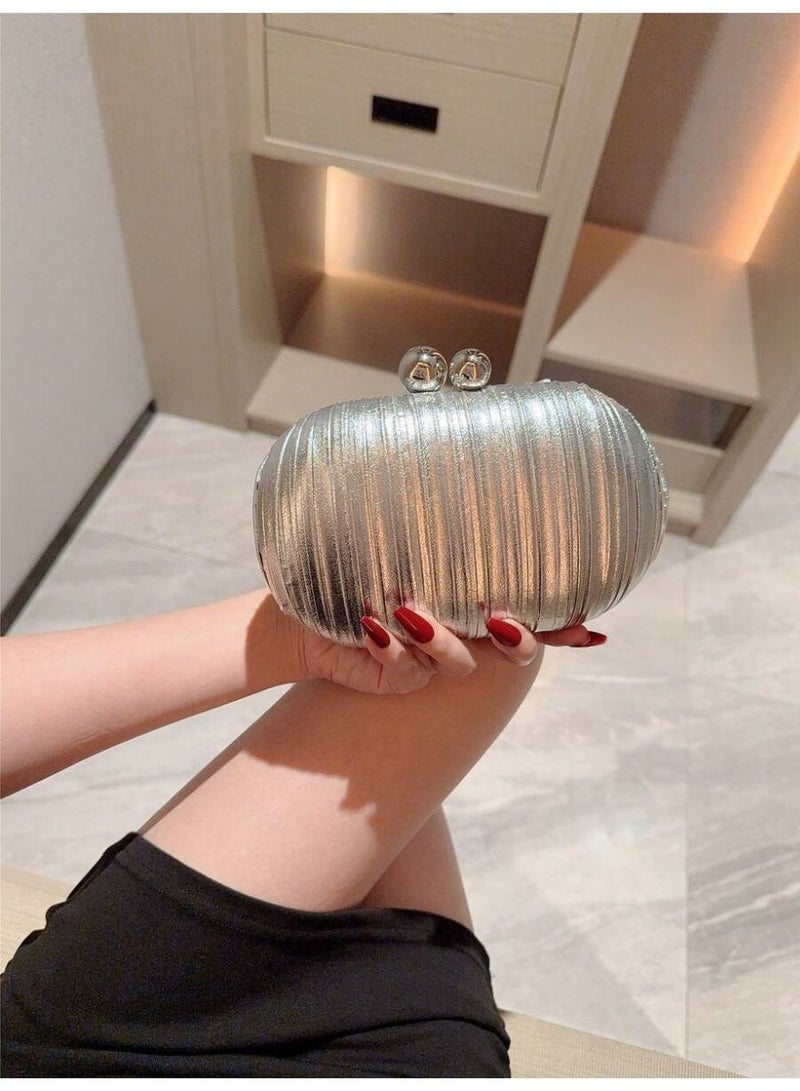 شنطة سهرة نسائية كلتش فضية لامعة بتصميم مخطط مع إغلاق كروي أنيق - Image 1