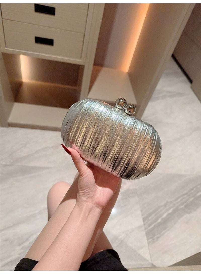 شنطة سهرة نسائية كلتش فضية لامعة بتصميم مخطط مع إغلاق كروي أنيق - Image 4
