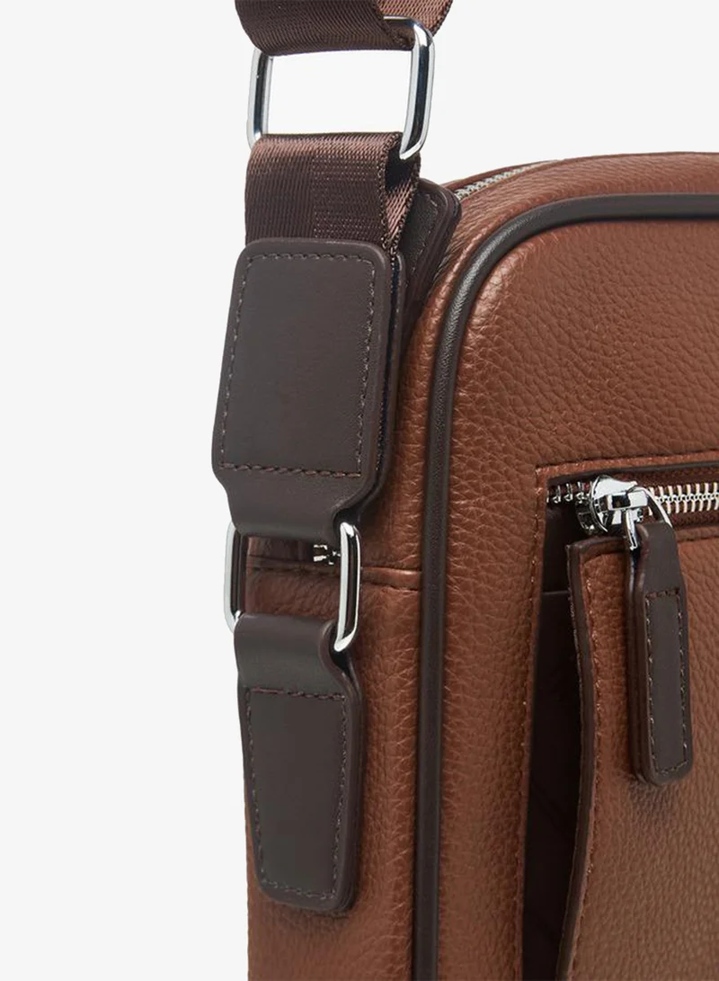 دوتشيني Men Solid Adjustable Strap Crossbody Bag