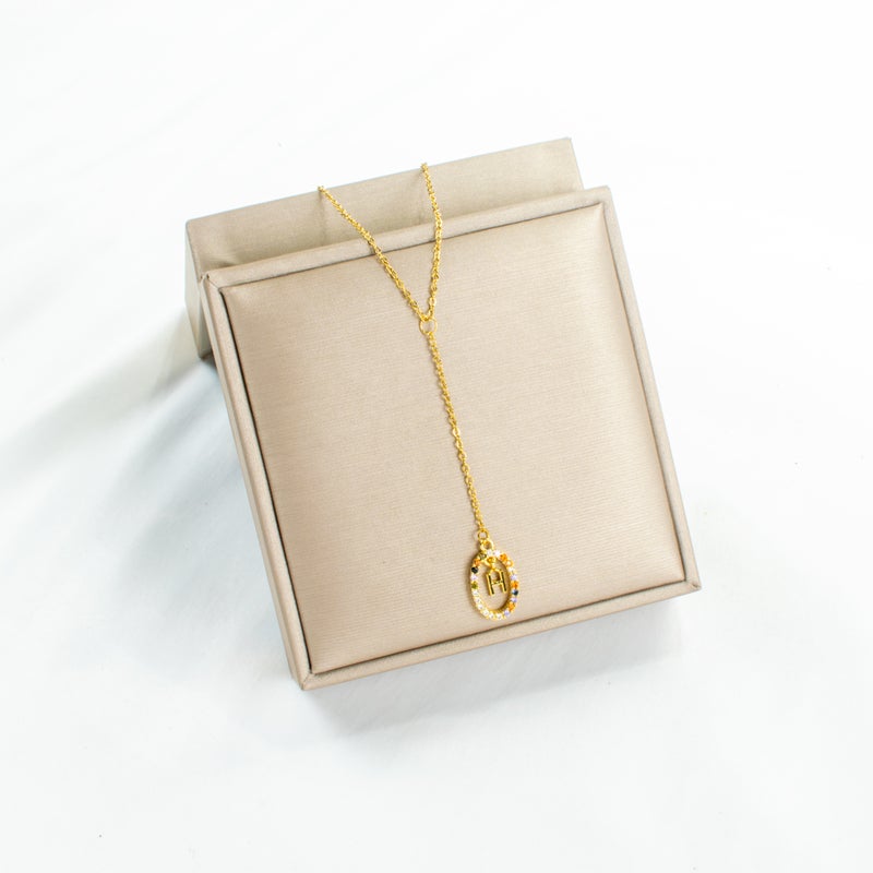 سلسلة أستانليس ستيل ذهبي مع دلاية مرصعة بفصوص الزيركون حرف H - Image 2