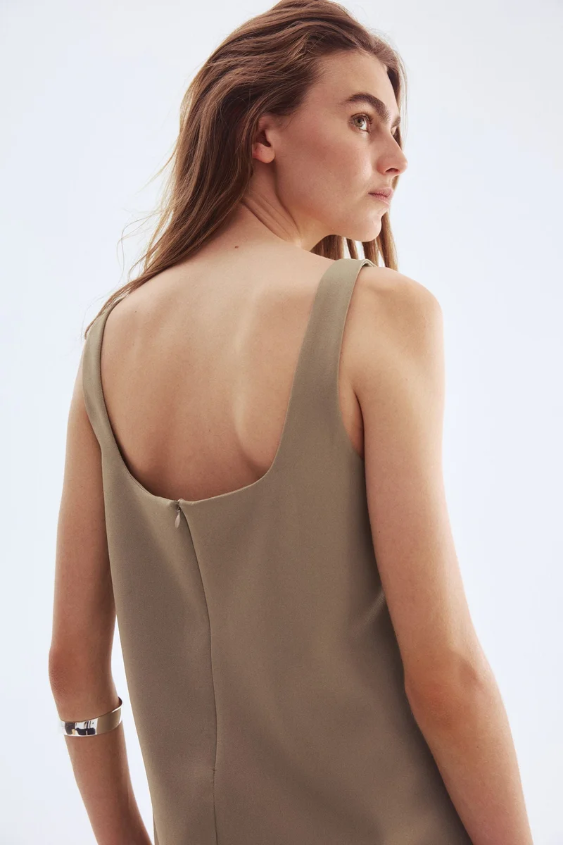 اتش اند ام فستان بأكمام قصيرة