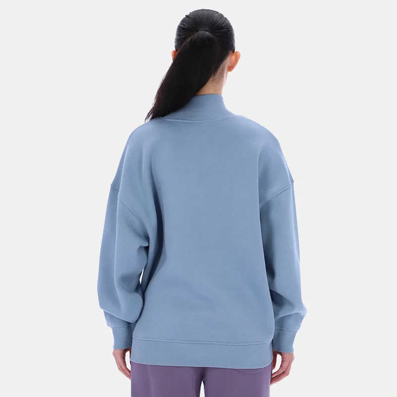 ريبوك Wrap yourself in feel-good vibes with this women's Reebok Sweatshirt. Soft brush-back fleece keeps you warm on chilly days, whether you're lounging or heading out. Extra length means extra coverage, and you get a Roll Neck for an extra-cozy touch.