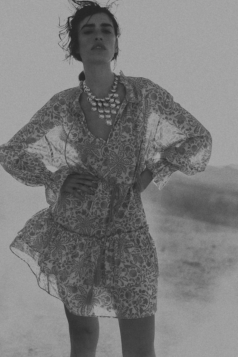 اتش اند ام فستان بحزام مع تفاصيل مكشكشة