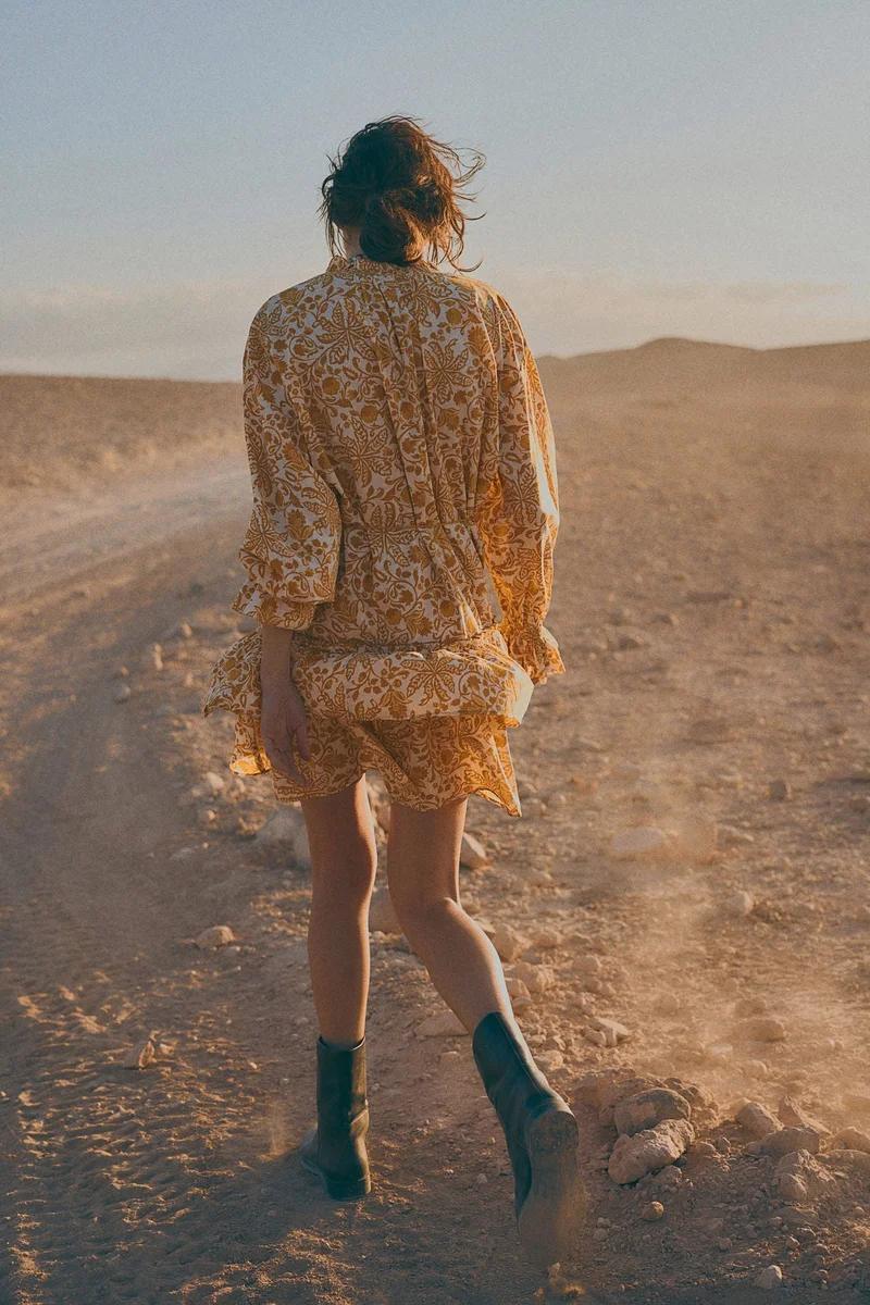 اتش اند ام فستان بحزام مع تفاصيل مكشكشة