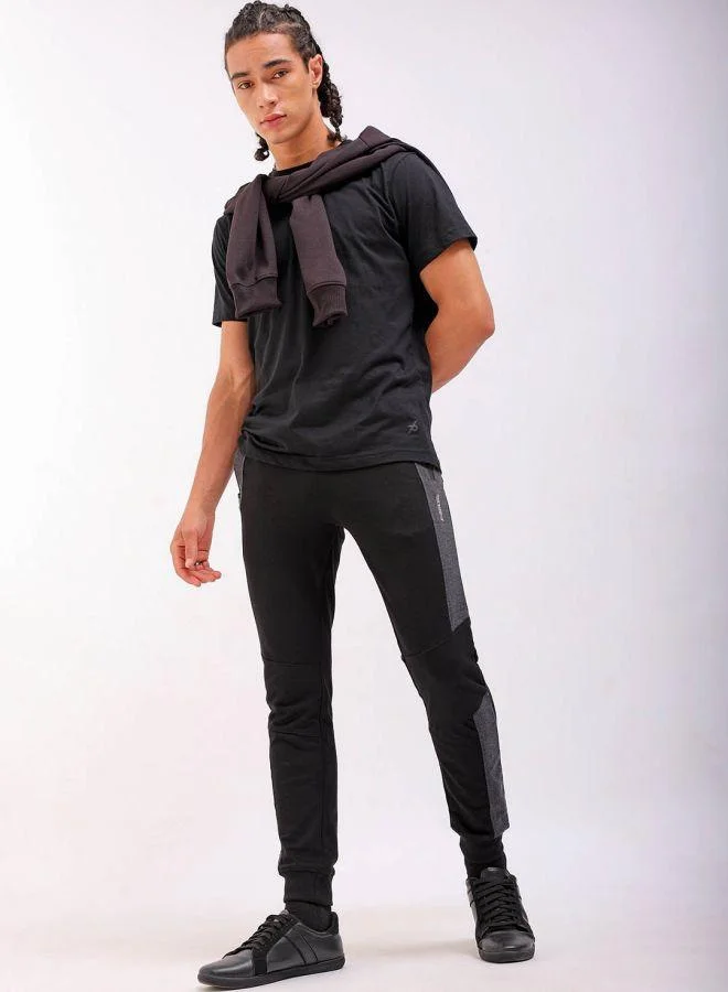 ذا انديان كراج كو Men Slim Fit Solid Mid-Rise Stretchable Knitted Jogger Trousers