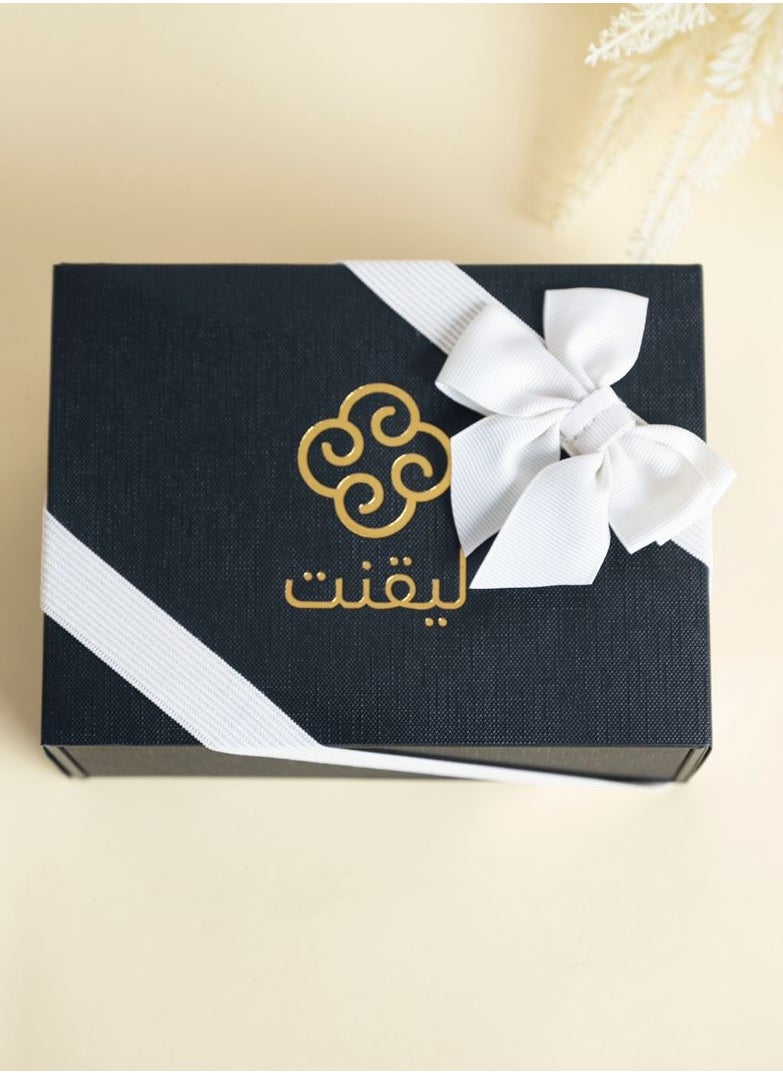 ليقنت  - ساعة رجالية بتصميم  من الجلد باللون البني، تتميز الساعة بالميناء الواسع باللون الأببيض و الفضي بطابع عصري وملفت مع إضافة الأرقام العربية والشعار العربي - Image 1