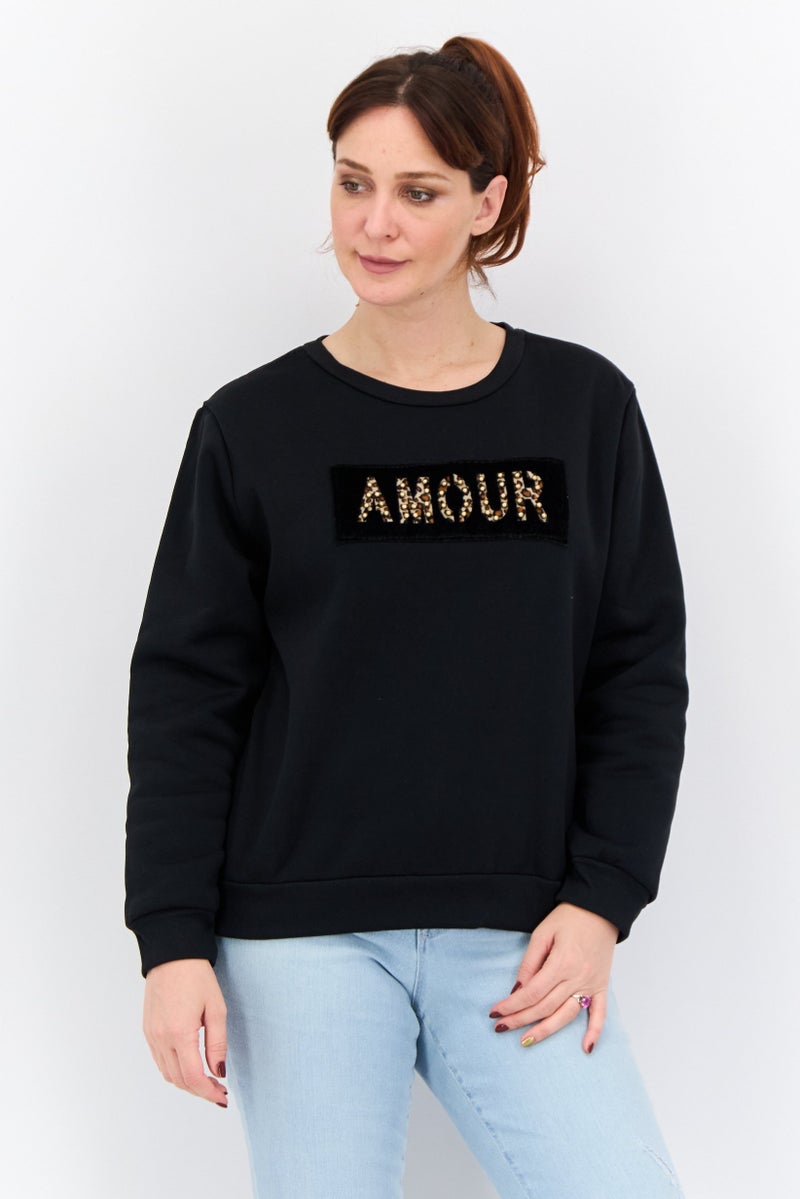 Buzz سويت شيرت مطبوع بأكمام طويلة وياقة دائرية للنساء، أسود - Image 1