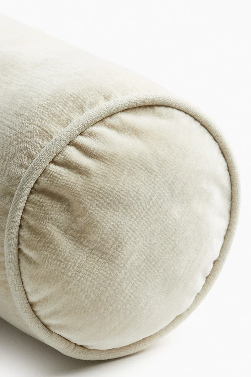 اتش اند ام وسادة اسطوانية من المخمل