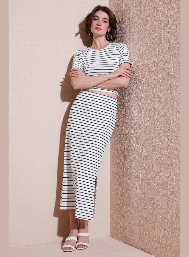 ليلا طقم تنورة ميدي قصيرة بياقة دائرية وفتحة مخططة بقصة ضيقة للنساء