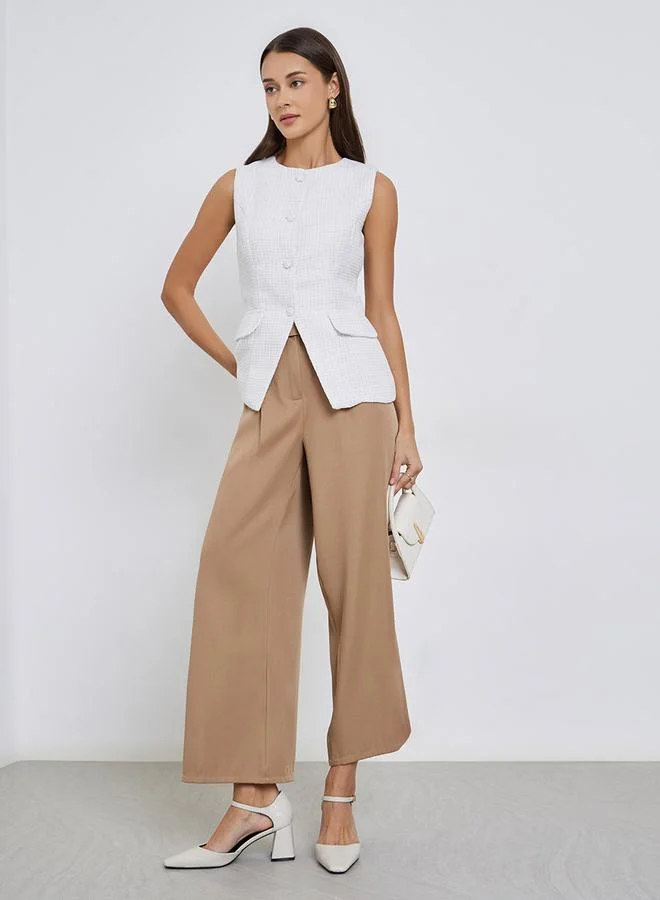 ستايلي جيليه بمظهر تويد وبلا أكمام