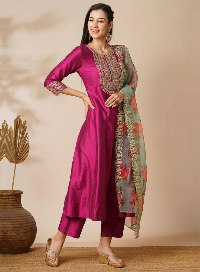 جلو باص طقم كورتا أناركلي احتفالية مطرزة عند الصدر مع بنطال وشيلة من الأورجانزا