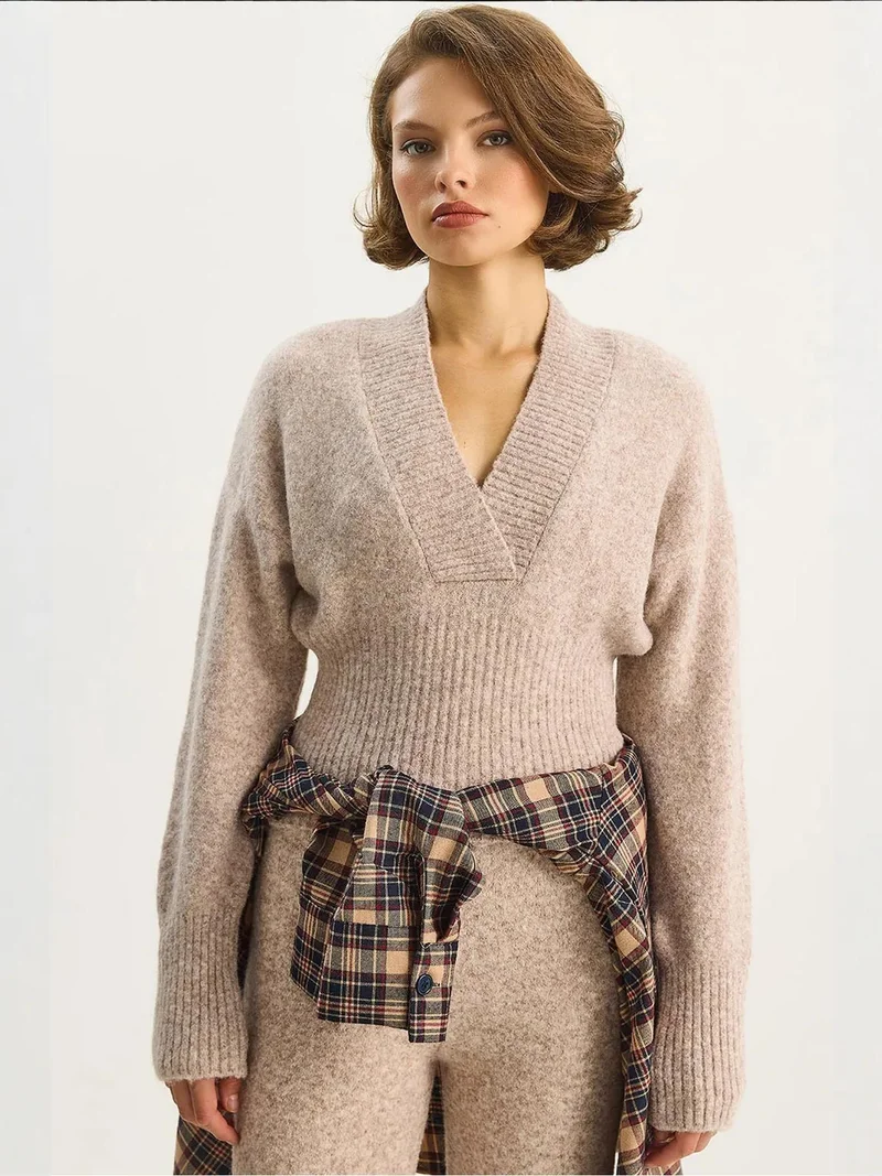 Bianco Lucci LUCCI Ribbed V-Neck Slim Fit Crop Sweater