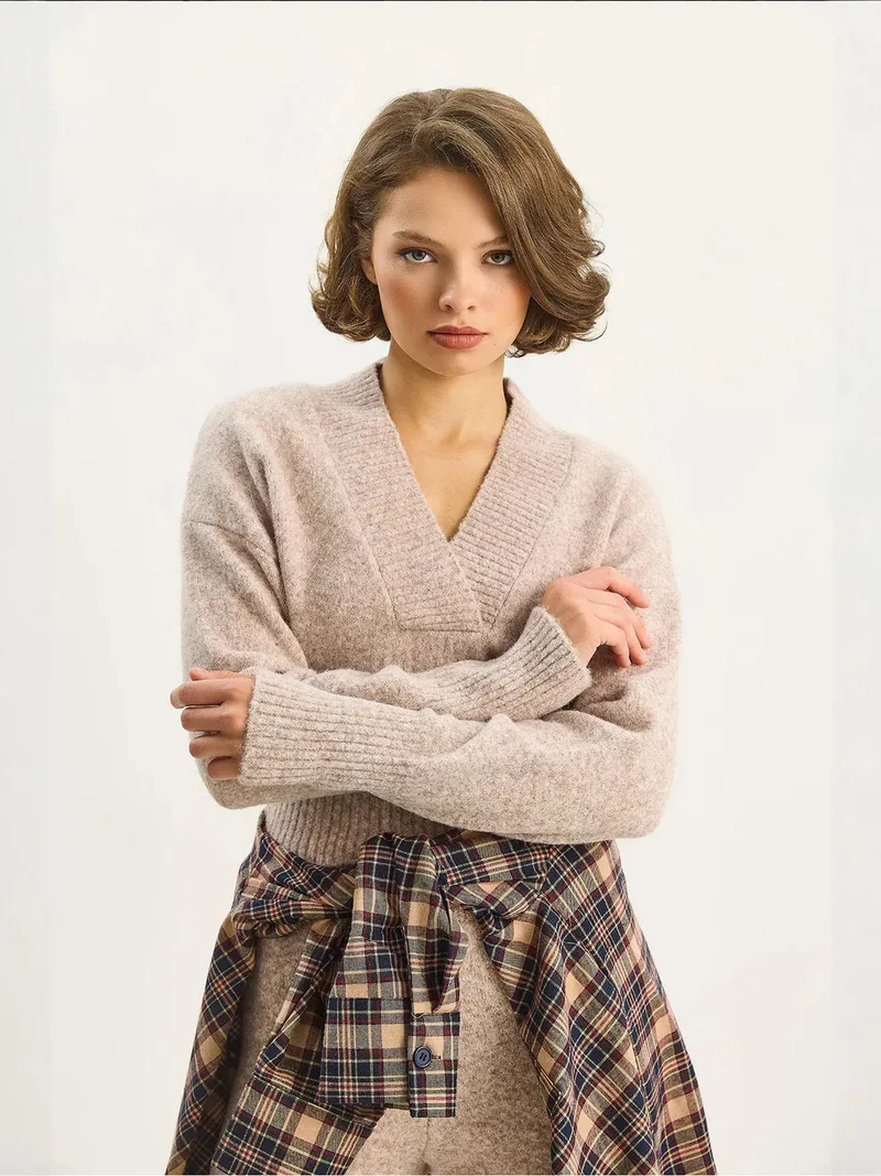 Bianco Lucci LUCCI Ribbed V-Neck Slim Fit Crop Sweater