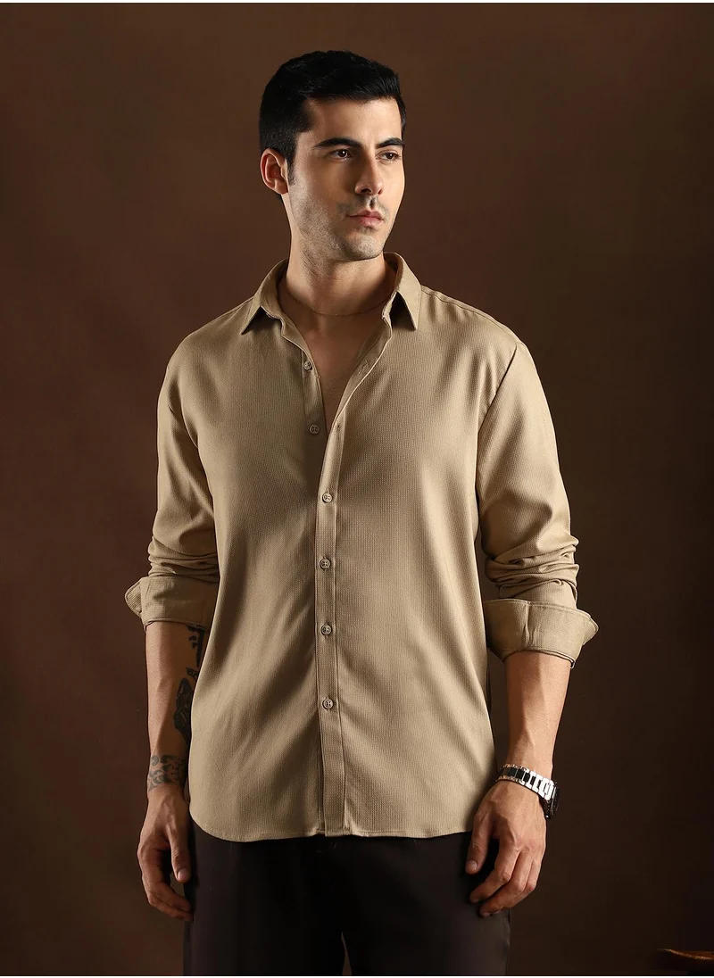 كامبوس سوترا Campus Sutra Men's Khaki Beige Solid Waffle-Weave Shirt For Casual Wear | Mid-Rise | Regular Fit | Button Closure | Shirt Crafted With Comfort Fit For Everyday Wear