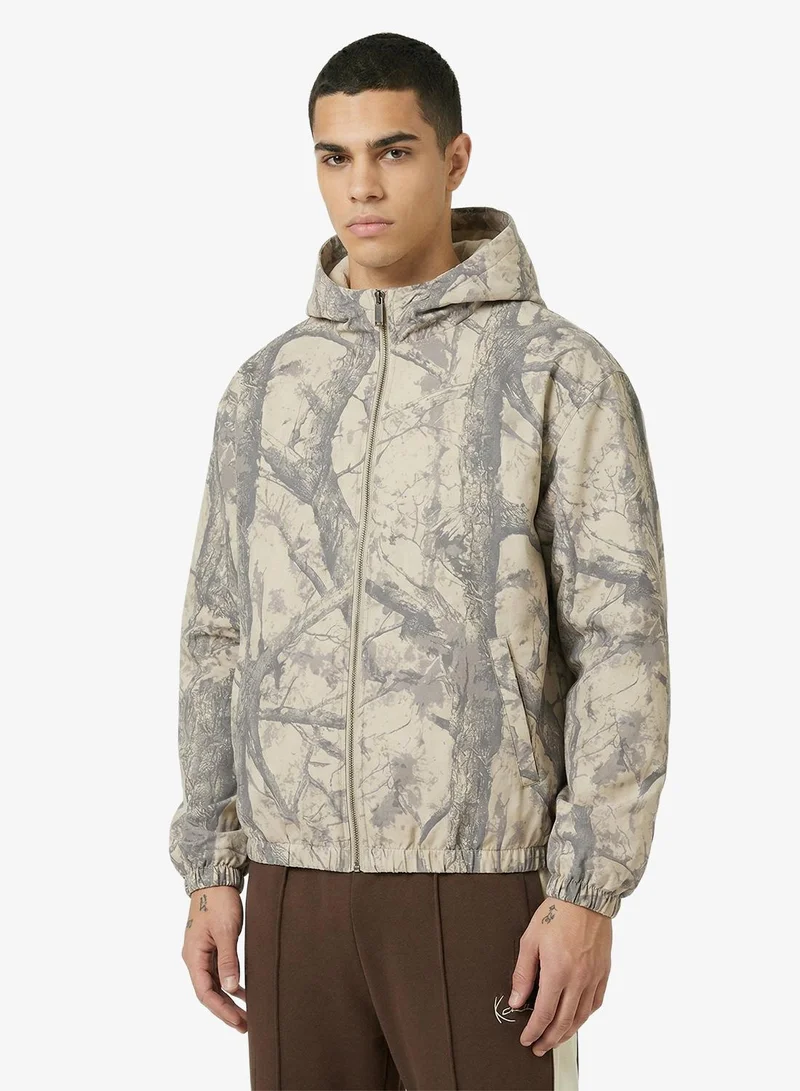 كارل كاني جاكيت عمل كبير بتصميم مموه خشبي مميز