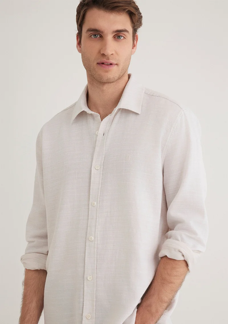 مافي قميص بيج