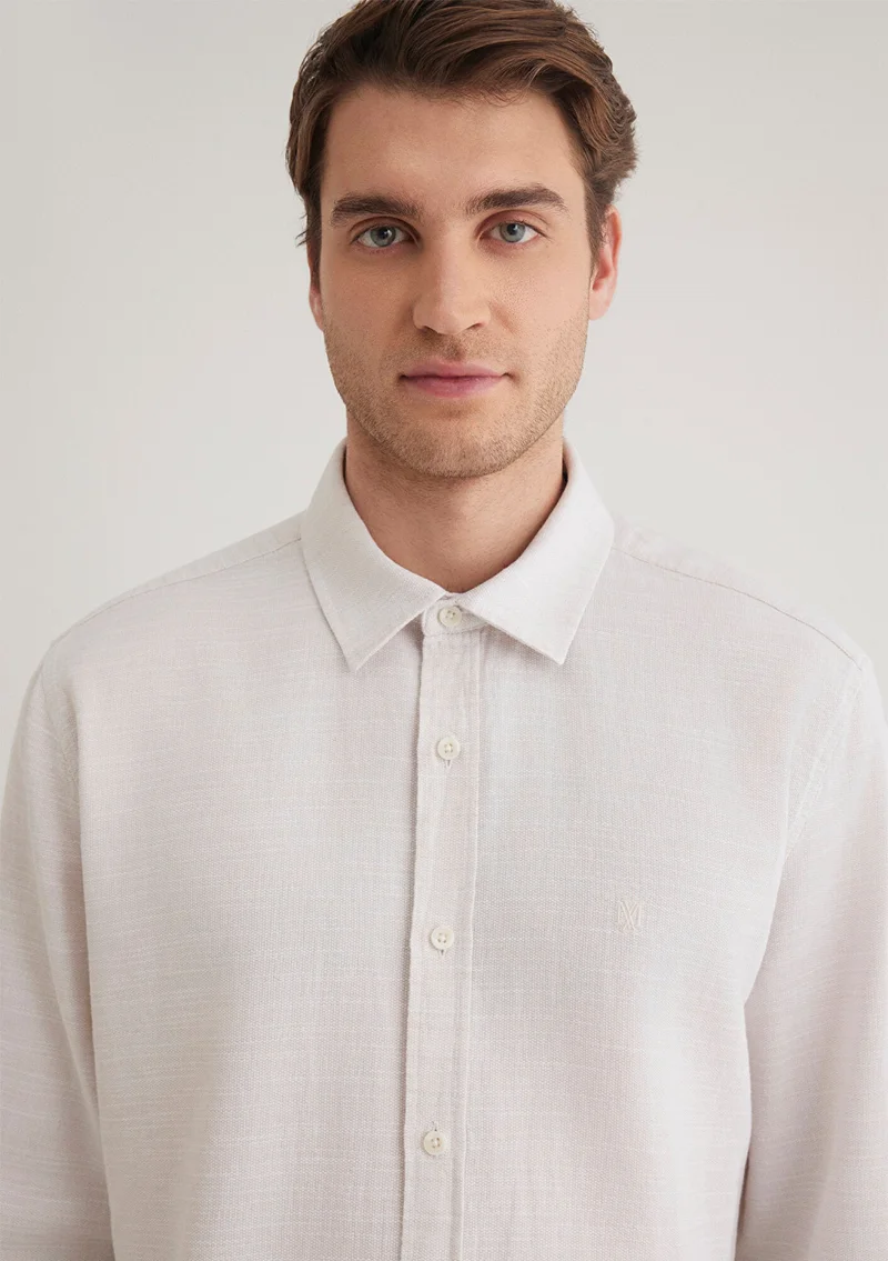 مافي قميص بيج