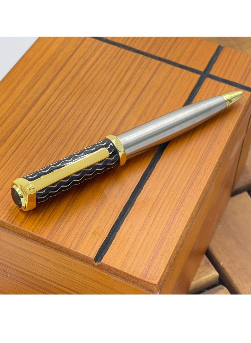 Luxurious men's pen in a distinctive and elegant box