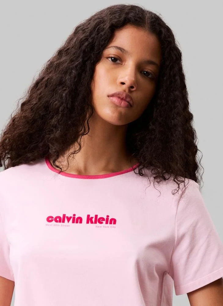 كالفن كلاين جينز تيشيرت بياقة دائرية مزين برسمة