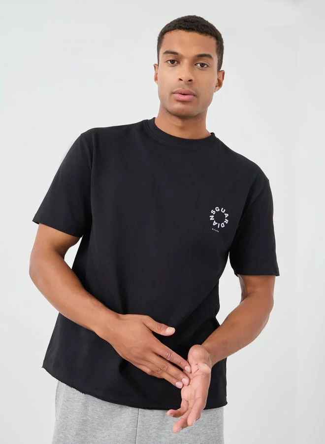 ستايلي تيشيرت أوفر سايز بياقة دائرية وطبعة شعار ستايلي