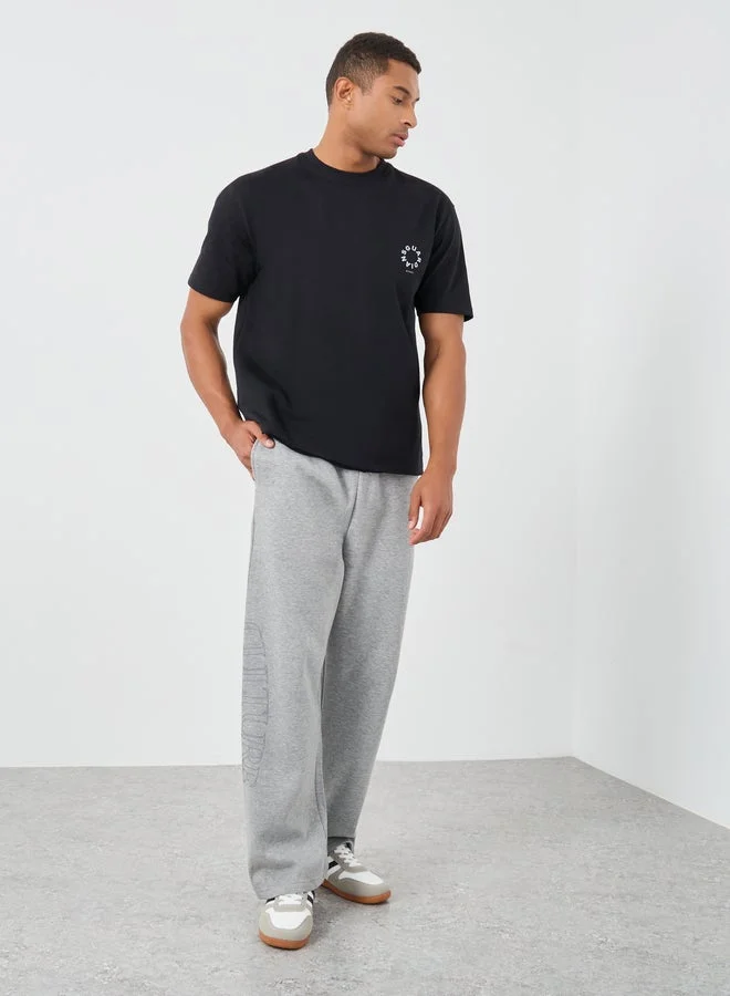 ستايلي تيشيرت أوفر سايز بياقة دائرية وطبعة شعار ستايلي