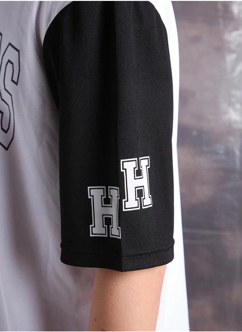 هوبرهولمي White Oversized Tshirts Printed design crafted from 100% Polyester featuring Half Sleeve with Slip on closure.