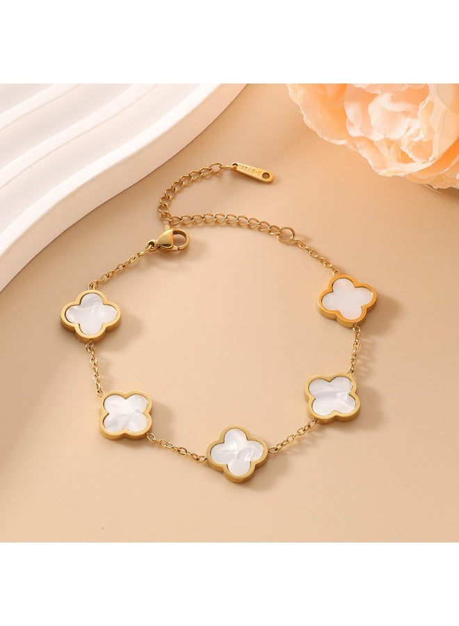 يوكانبي سوار من الفولاذ التيتانيوم مطلي بالذهب عيار 18 قيراط للنساء – تصميم برسمة البرسيم مع ترصيع صدفة اللؤلؤ، لا يبهت، إكسسوار أنيق - Image 1