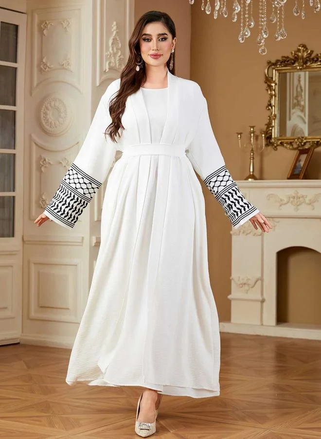 تايك تو عباية بأكمام طويلة ومزينة بحزام وبنقوش هندسية