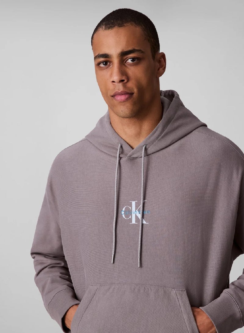 كالفن كلاين جينز هودي من الصوف الفاخر مزين بشعار حروف كلفن كلاين - Image 4