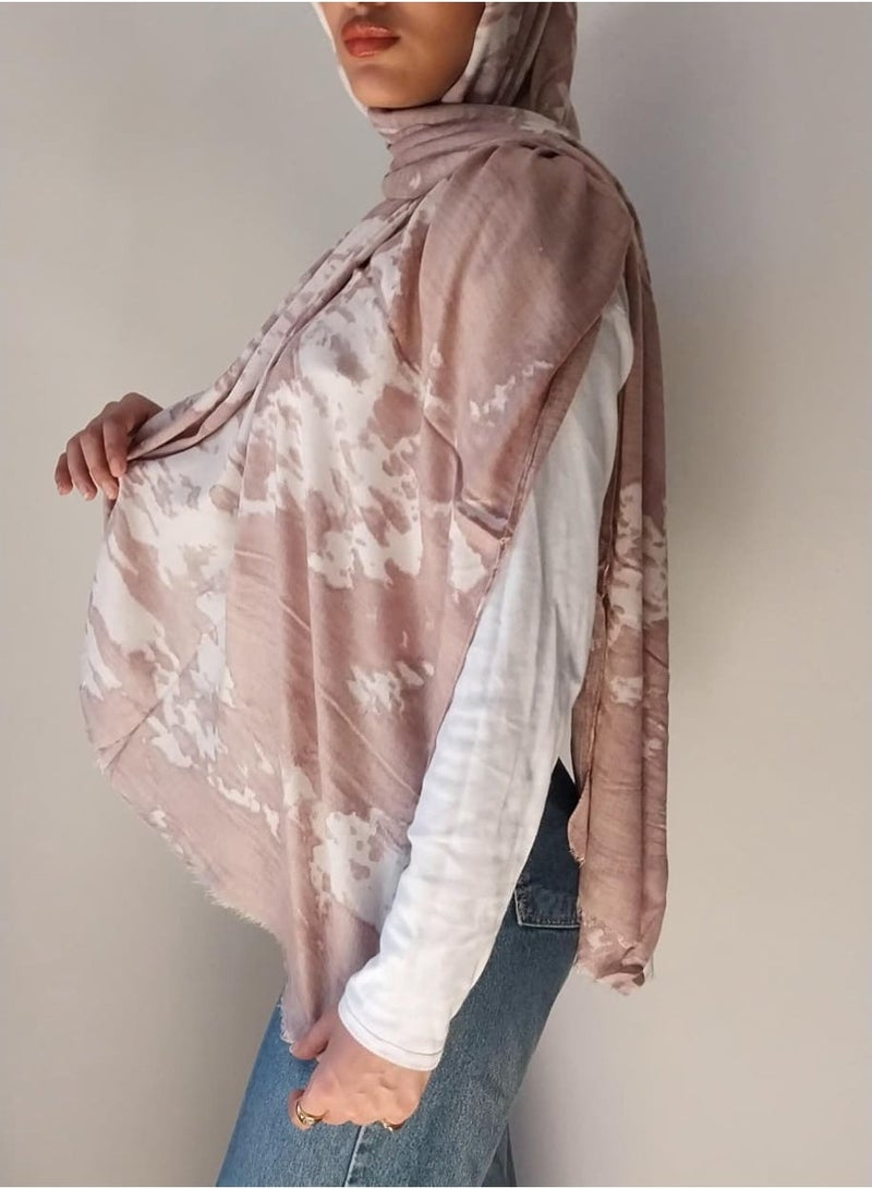 Luxuria This Saving Tie-Dye linen scarf in off-white and cocoa (mocha) features a modern design that combines elegance and simplicity. Its soft, lightweight, and flowing fabric ensures all-day comfort, and it's easy to wrap and style with various everyday and casual looks. - Image 2