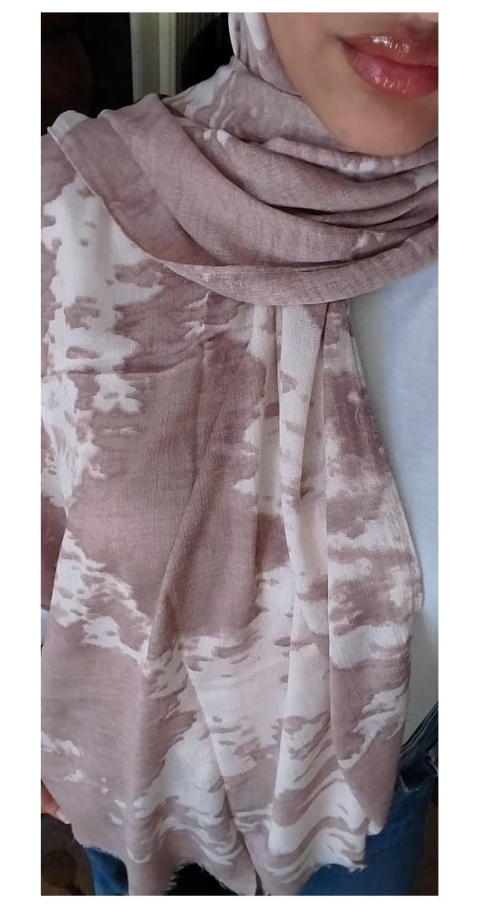 Luxuria This Saving Tie-Dye linen scarf in off-white and cocoa (mocha) features a modern design that combines elegance and simplicity. Its soft, lightweight, and flowing fabric ensures all-day comfort, and it's easy to wrap and style with various everyday and casual looks. - Image 3