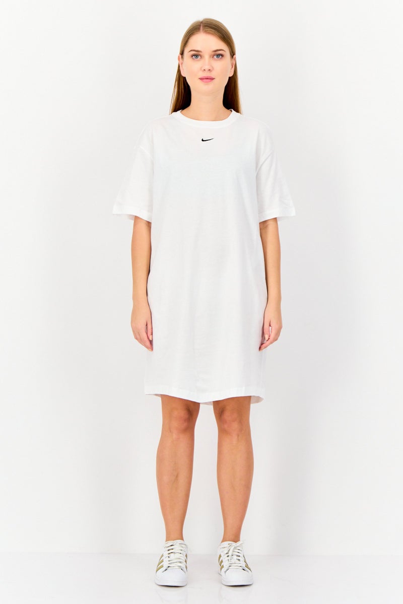 Nike فستان قميص قصير الأكمام للنساء للرياضة في الهواء الطلق، أبيض - Image 2
