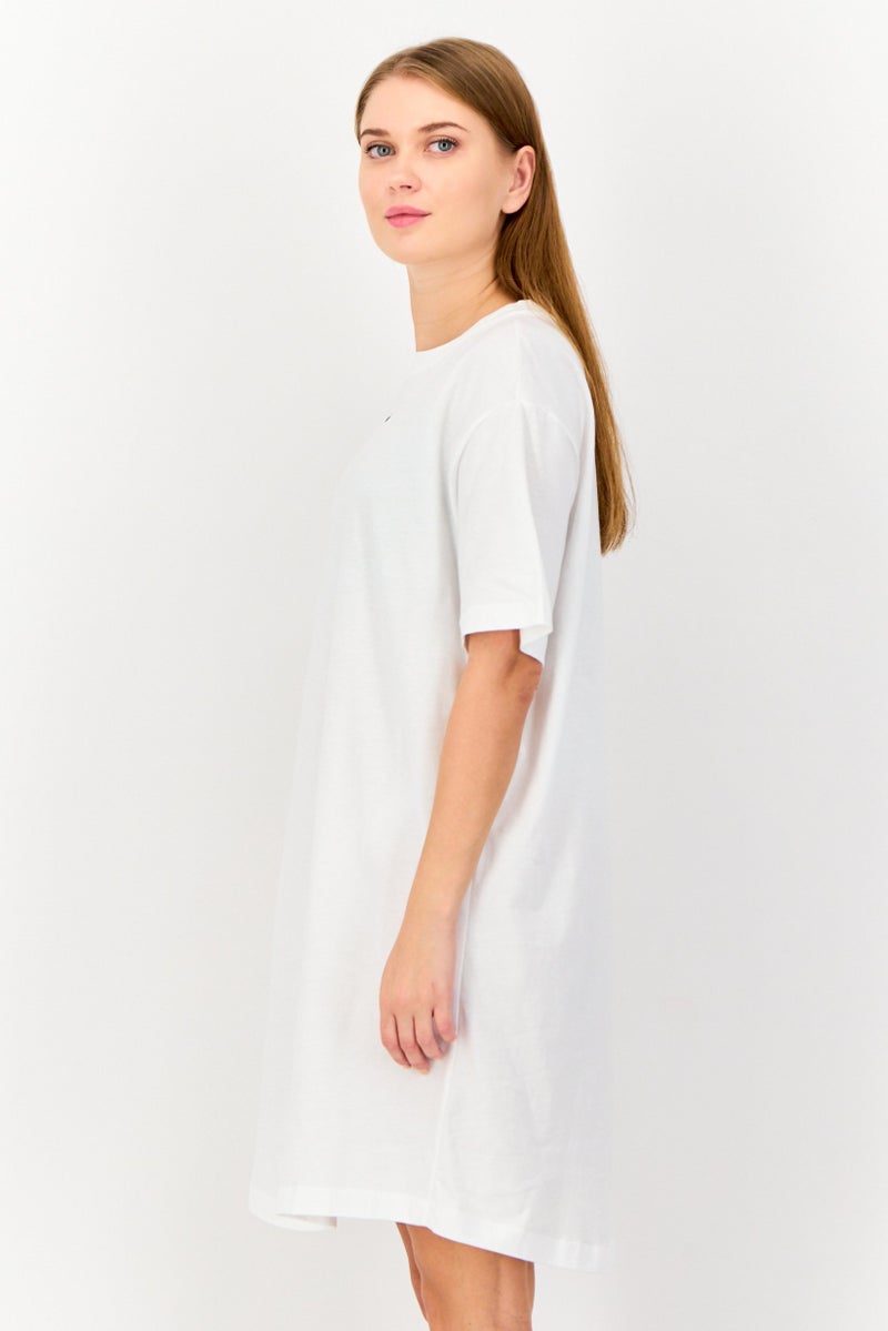 Nike فستان قميص قصير الأكمام للنساء للرياضة في الهواء الطلق، أبيض - Image 4