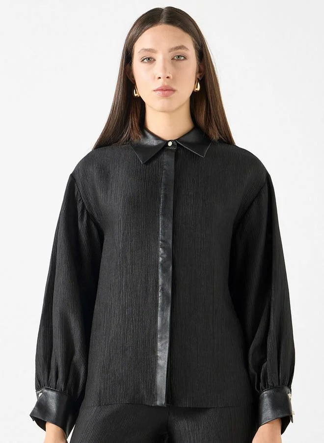 ايكونيك قميص بارز الملمس بقصة عادية وياقة متباينة وأكمام طويلة من آيكونيك