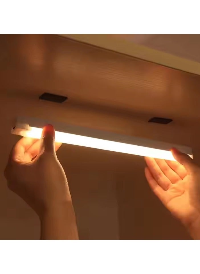 شريط إضاءة LED لاسلكي قابل لإعادة الشحن مزود بمستشعر حركة وبطارية USB، ضوء ليلي محمول لخزانة المطبخ  - Image 1