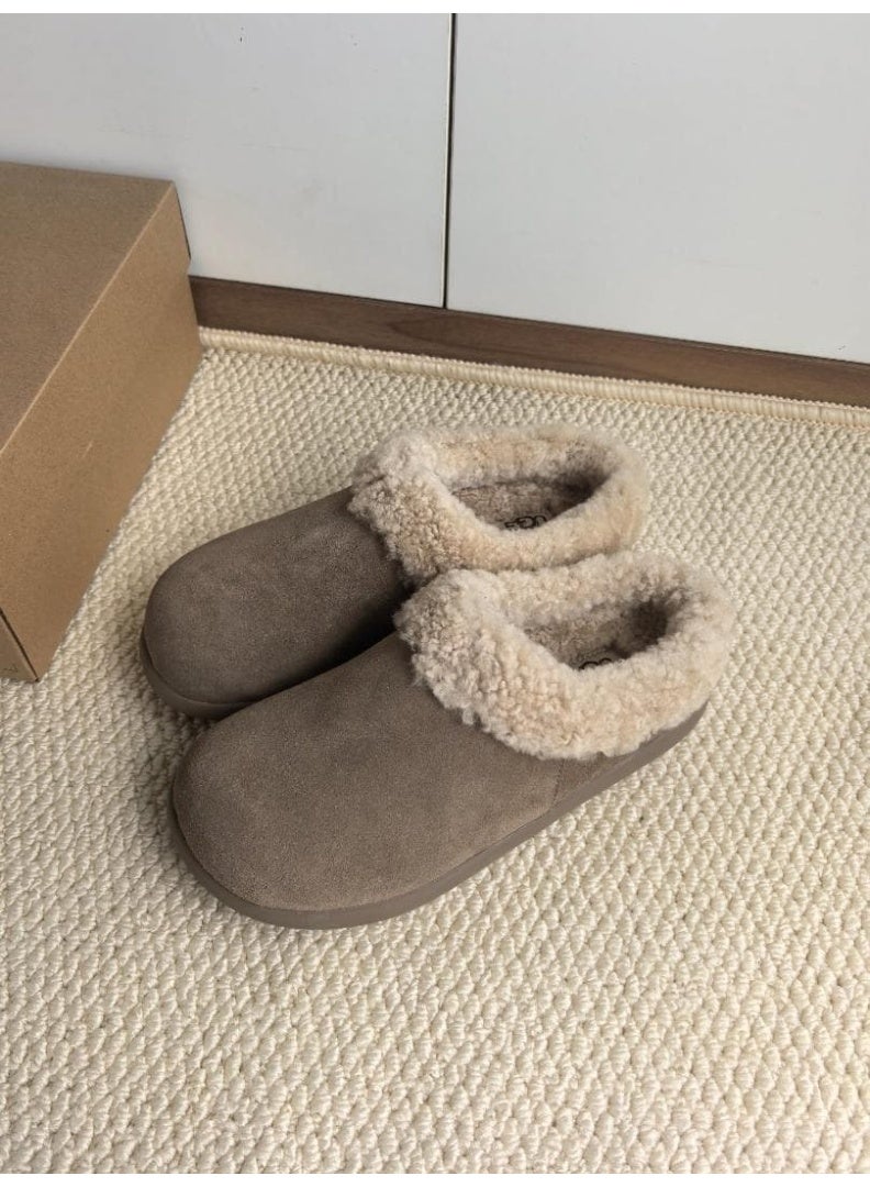 UGG Classic women's slip-on Slipper - Brown - Image 2