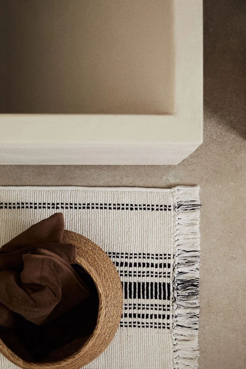 اتش اند ام سجادة حمام قطنية مزيّنة بشراشيب