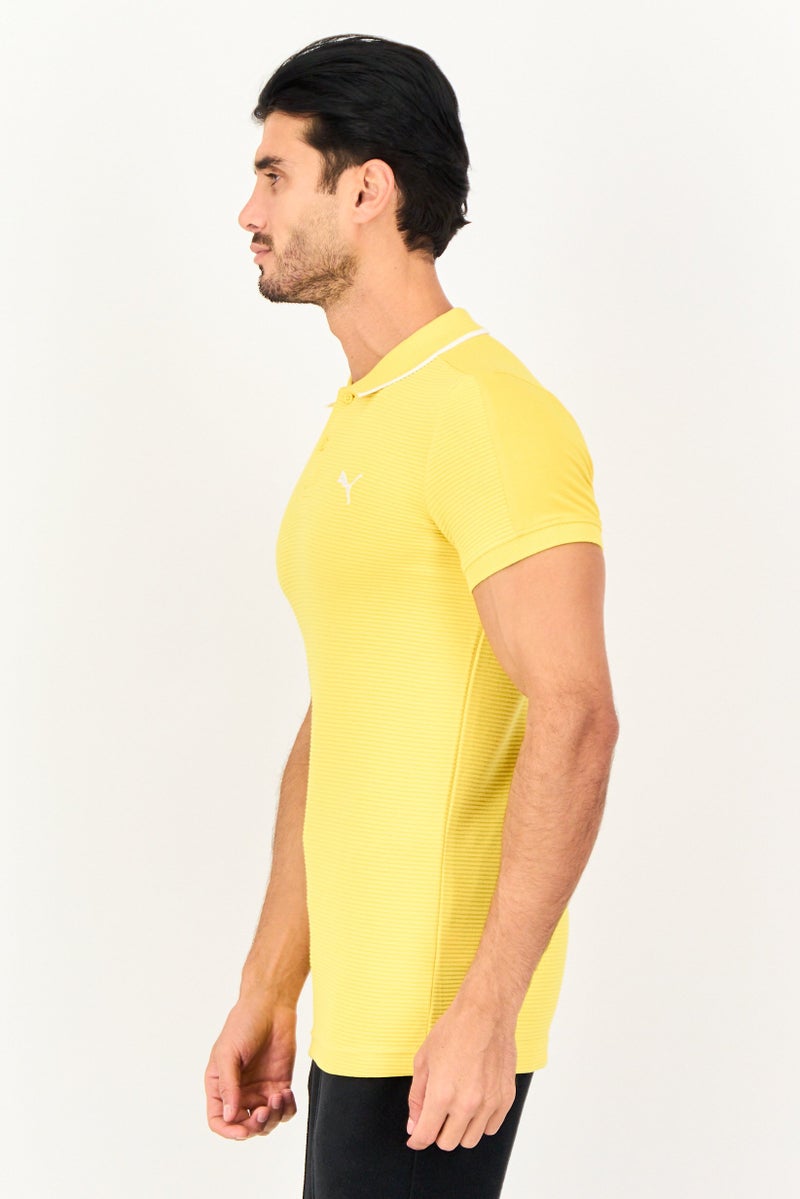 PUMA قميص بولو خارجي للرجال بقصة ضيقة بأكمام قصيرة، أصفر - Image 4