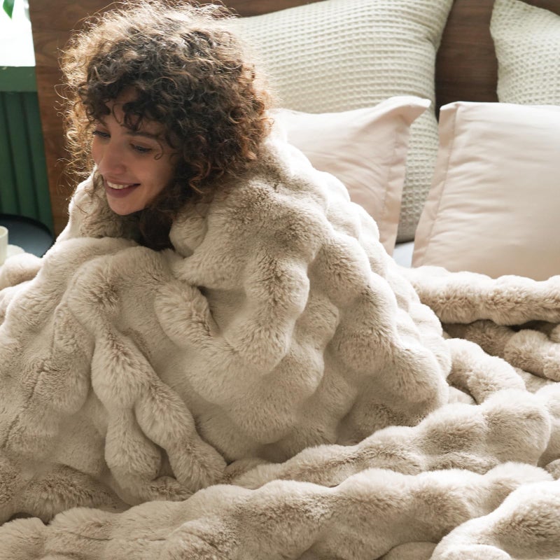 PHF بطانية فاخرة من فرو الأرنب الصناعي من PHF  ناعمة للغاية ورقيقة ودافئة  بطانية فقاعة للسرير  الأريكة  الكرسي  زخرفية  سميكة وقابلة للعكس مناسبة للخريف والشتاء  50"" × 60""  بلون البلوط - Image 3