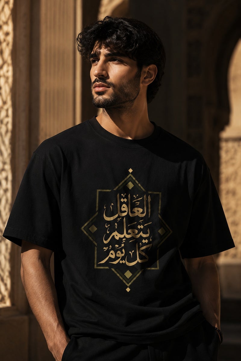 تي شيرت رجالي أسود بطبعة خط عربي أنيقة تصميم عصري بأكمام قصيرة وياقة دائرية - Image 1