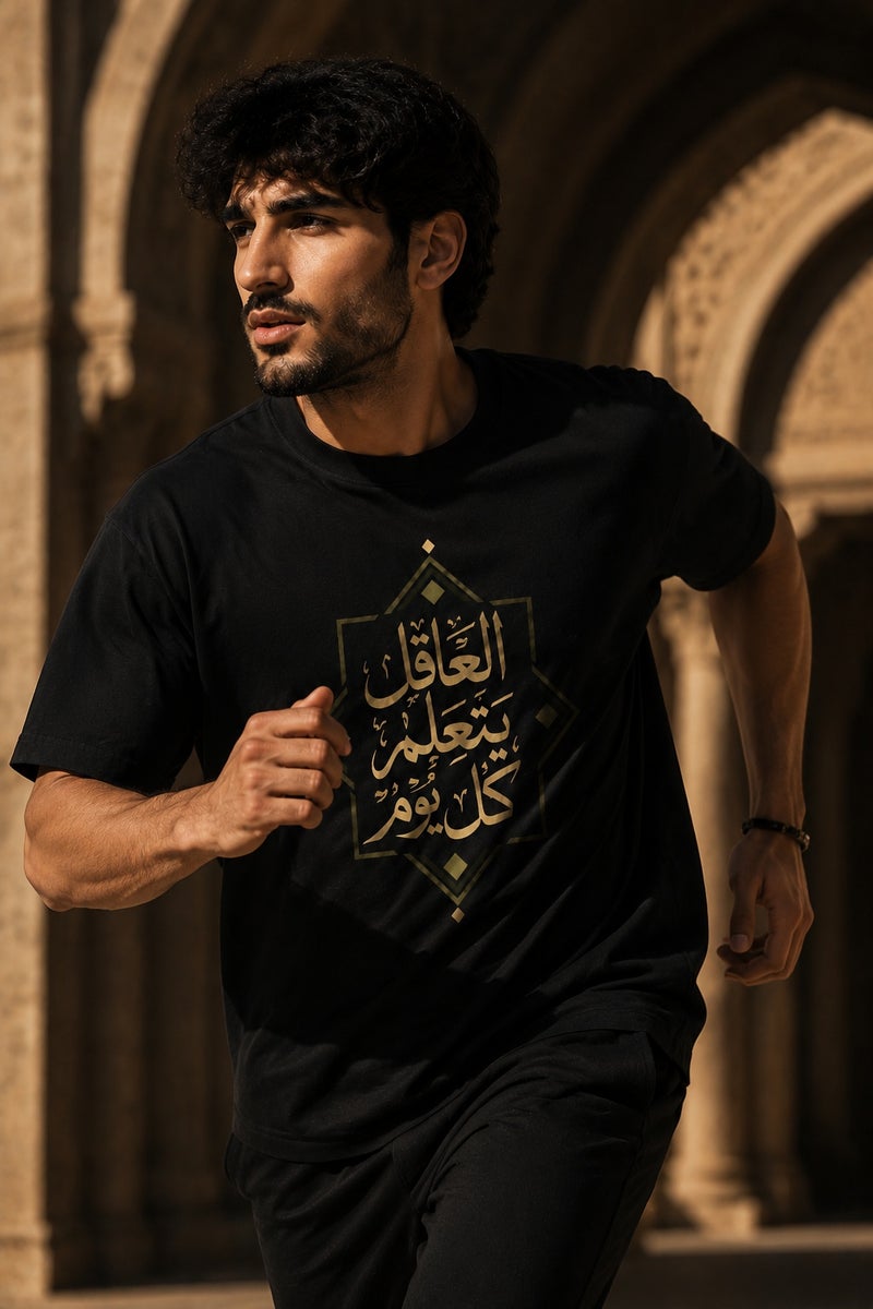 تي شيرت رجالي أسود بطبعة خط عربي أنيقة تصميم عصري بأكمام قصيرة وياقة دائرية - Image 3