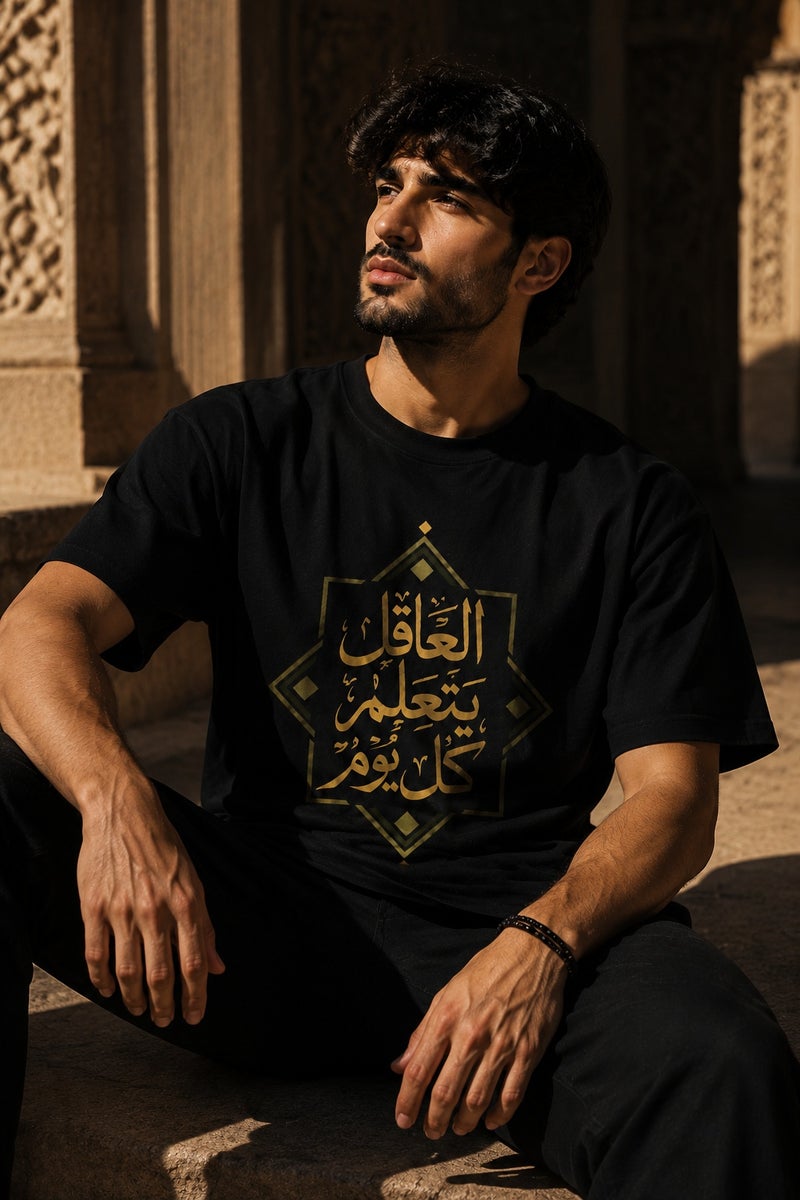 تي شيرت رجالي أسود بطبعة خط عربي أنيقة تصميم عصري بأكمام قصيرة وياقة دائرية - Image 4