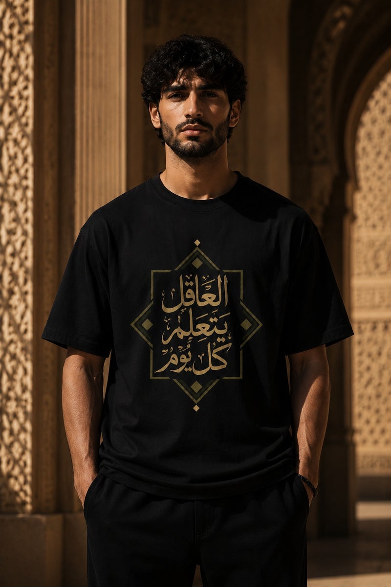 تي شيرت رجالي أسود بطبعة خط عربي أنيقة تصميم عصري بأكمام قصيرة وياقة دائرية - Image 2