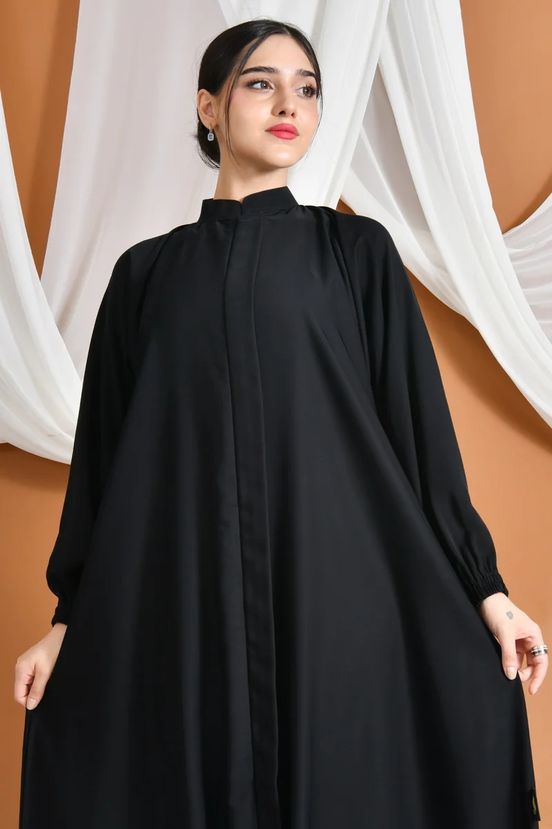 HAWRAA ABAYA Sana Abaya: Practical quarter-cloche design with a hidden zipper and gathered sleeves