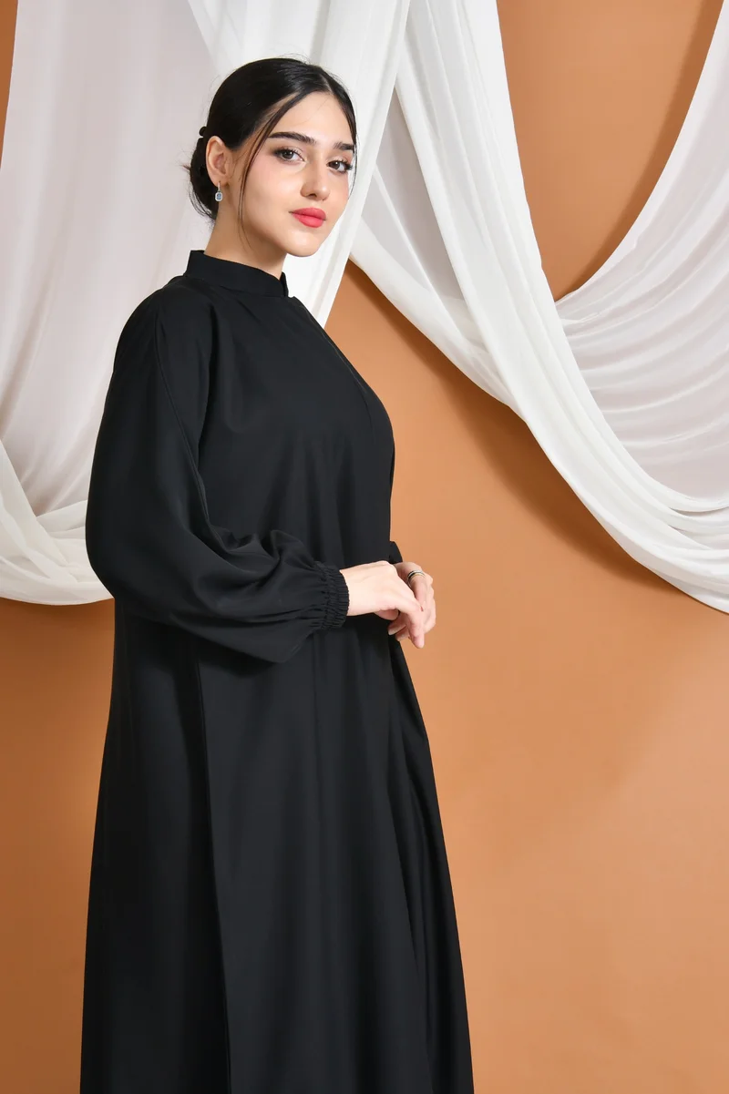 HAWRAA ABAYA Sana Abaya: Practical quarter-cloche design with a hidden zipper and gathered sleeves