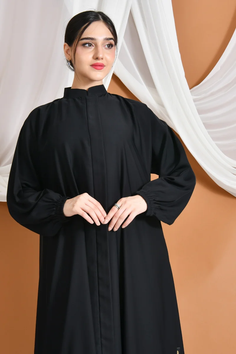 HAWRAA ABAYA Sana Abaya: Practical quarter-cloche design with a hidden zipper and gathered sleeves