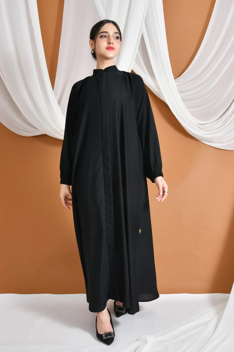 HAWRAA ABAYA Sana Abaya: Practical quarter-cloche design with a hidden zipper and gathered sleeves