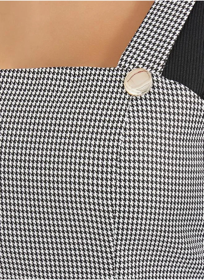 Styli Houndstooth Pattern Button Detail Crop Top