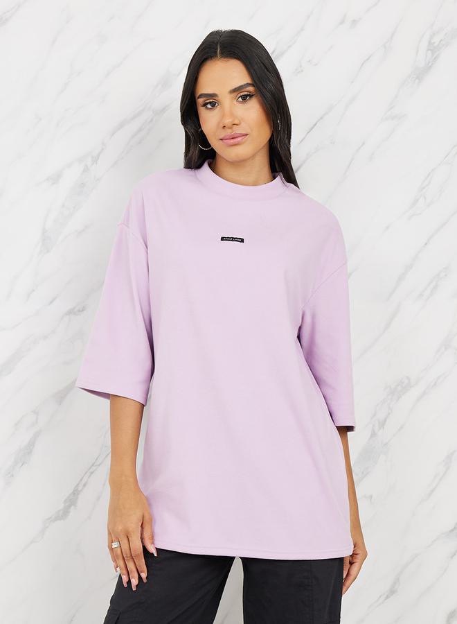 ستايلي تيشيرت طويل بأكمام ثلاثة أرباع وياقة عالية بتفاصيل تطريز كبيرة - Image 1