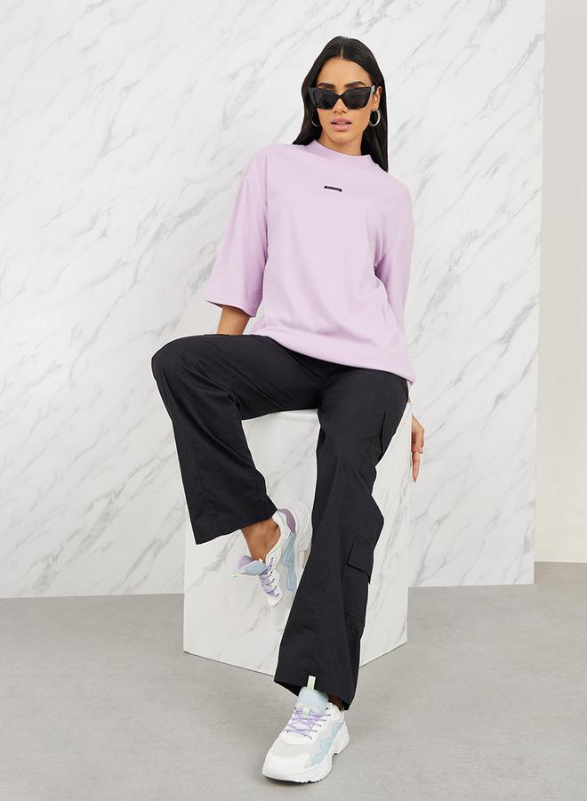 ستايلي تيشيرت طويل بأكمام ثلاثة أرباع وياقة عالية بتفاصيل تطريز كبيرة - Image 2